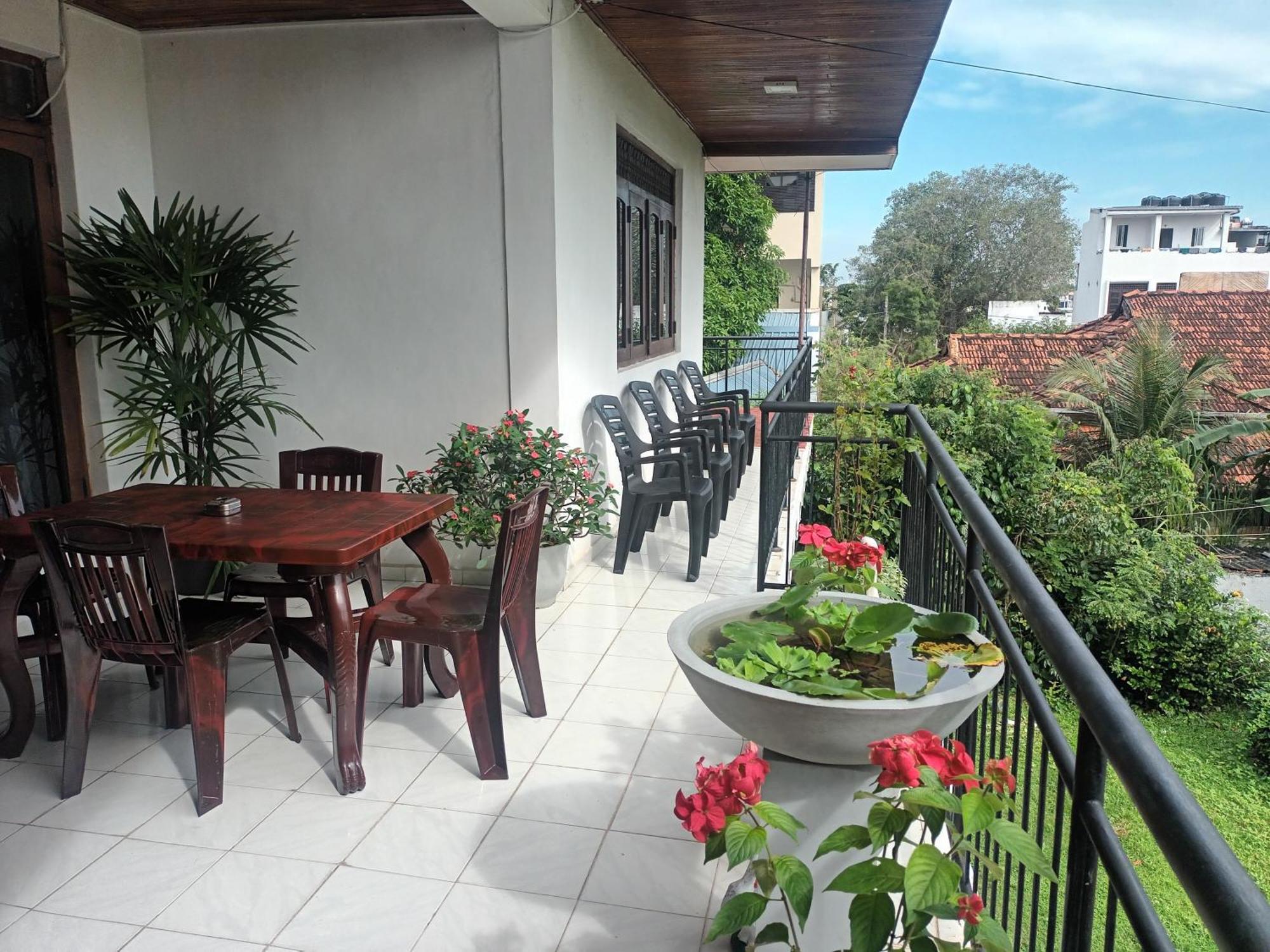 Lovely Flowers In Mount Lavinia Dehiwala-Mount Lavinia Ngoại thất bức ảnh